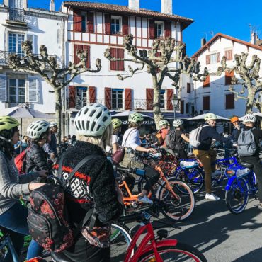 Agence Erronda randonnée vélo électrique pays basque voyages balade ocean montagne biarritz saint jean de luz ascain groupes famille centre historique